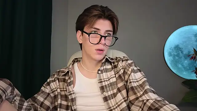 Snapshot of Oliver_Starboy chatting on September 25, 6:28 am Oliver Starboy online show from September 25, 6:28 am