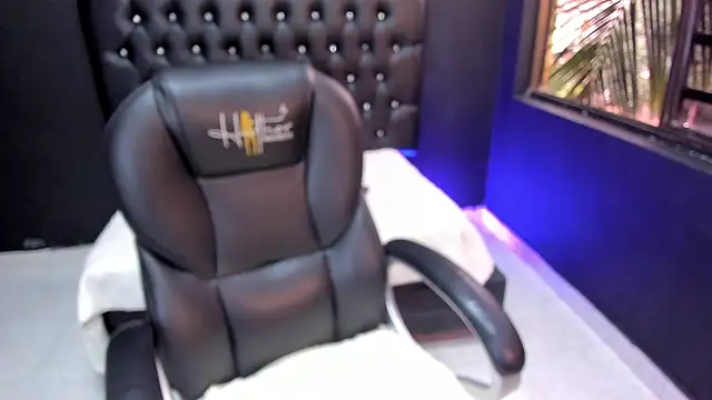 amanda noir online show from January 9, 7:04 pm