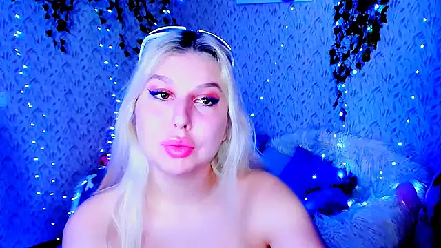 ChloeRicc online show from November 10, 12:15 pm