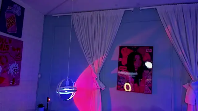 Hannahpage online show from October 6, 11:40 am