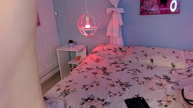 Hannahpage online show from December 3, 12:36 pm