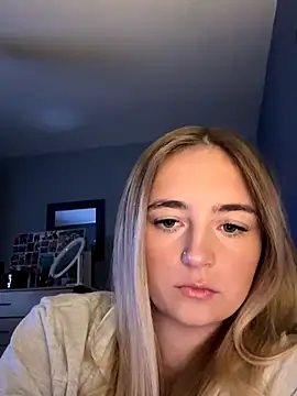 Snapshot of skye_salvagex7 chatting on October 18, 12:39 pm skye salvagex7 online show from October 18, 12:39 pm