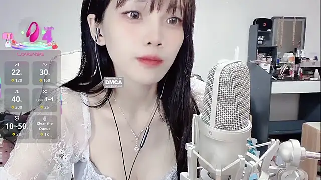 twlilybae online show from March 1, 11:45 am