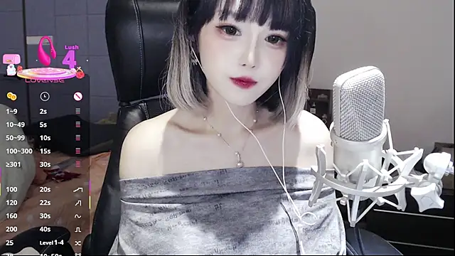 twlilybae online show from July 5, 9:05 am