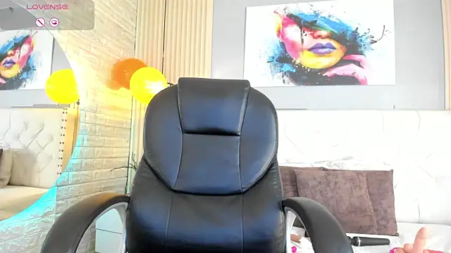 Snapshot of scarletbaker_ chatting on April 27, 12:52 am scarletbaker online show from April 27, 12:52 am