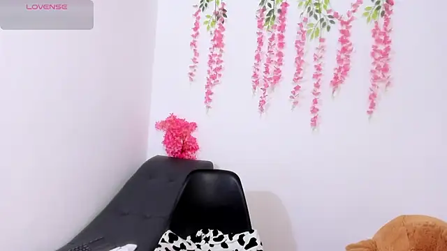Snapshot of scarletbaker_ chatting on May 9, 2:11 pm scarletbaker online show from May 9, 2:11 pm