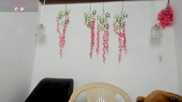 Snapshot of scarletbaker_ chatting on May 26, 2:46 pm scarletbaker online show from May 26, 2:46 pm