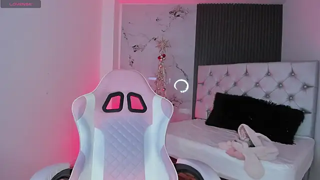 chloesagee online show from December 3, 9:35 pm