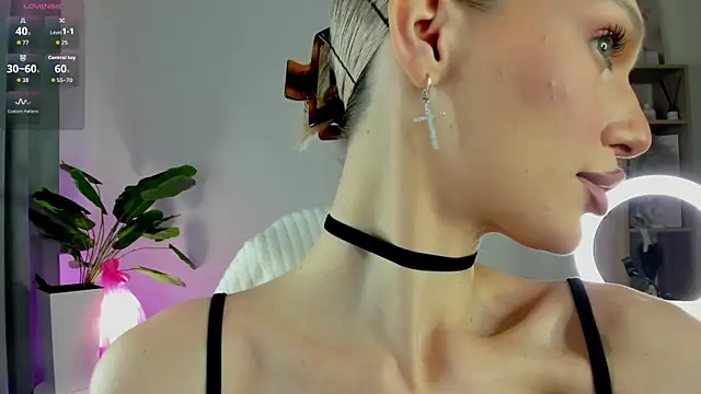 Ice Strawberry online show from April 8, 1:49 am