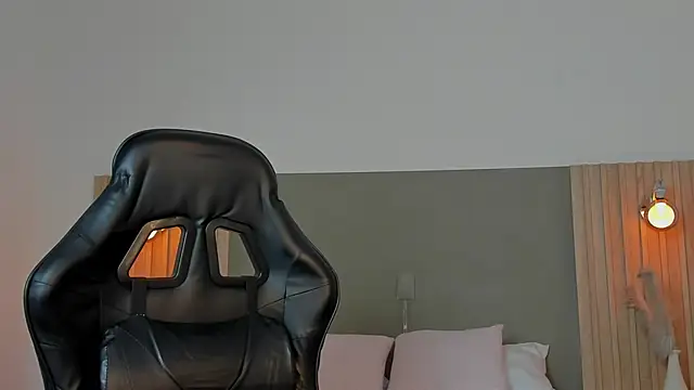 Snapshot of luccia_smith chatting on February 15, 2:19 am luccia smith online show from February 15, 2:19 am