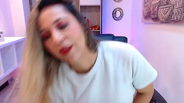 Snapshot of DianaPearls chatting on February 19, 10:44 am DianaPearls online show from February 19, 10:44 am