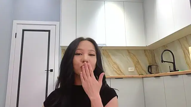 lunajii online show from April 25, 1:52 am