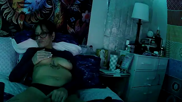 gypsyadventures1 online show from September 14, 5:17 am