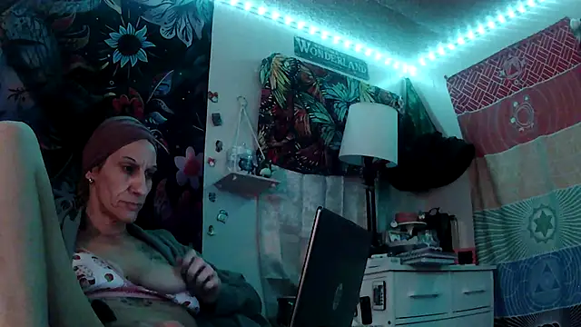 gypsyadventures1 online show from November 22, 6:45 am