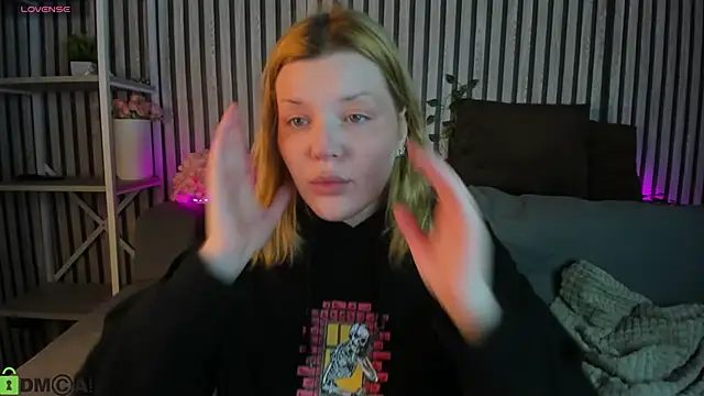 Michele Greenn online show from April 3, 1:03 am