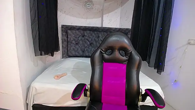 mia  thomson  online show from October 24, 12:34 pm