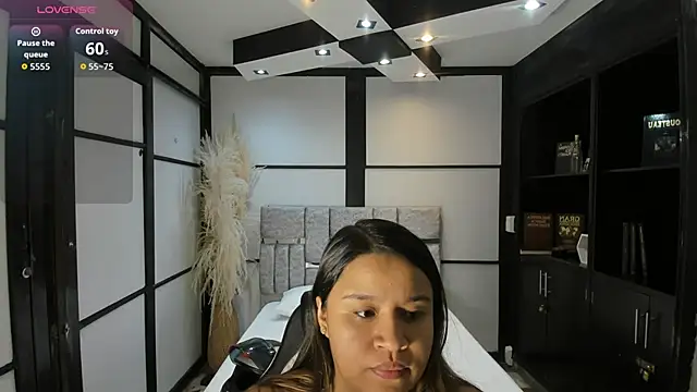 ElaBourn  online show from December 17, 1:39 pm