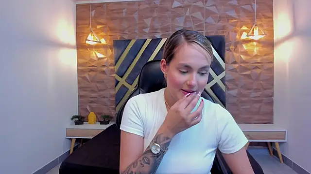 Emmaa white  online show from January 9, 5:15 pm