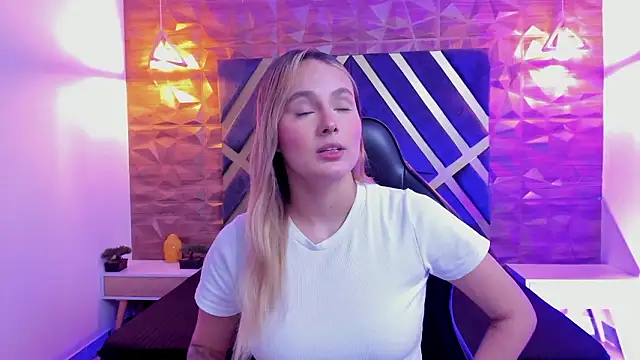 Emmaa white  online show from February 13, 5:20 pm