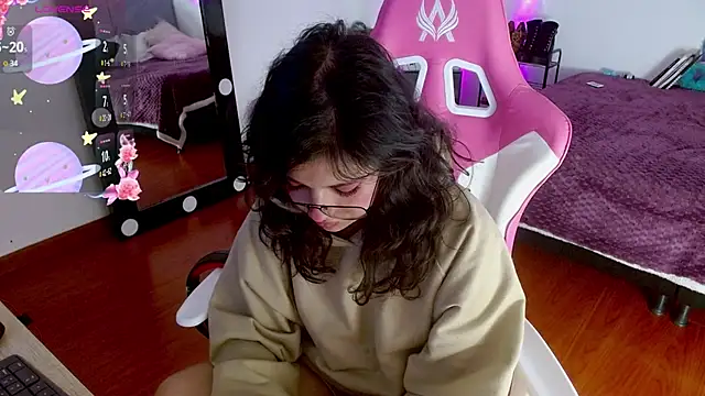 larah uwu online show from September 17, 7:26 pm