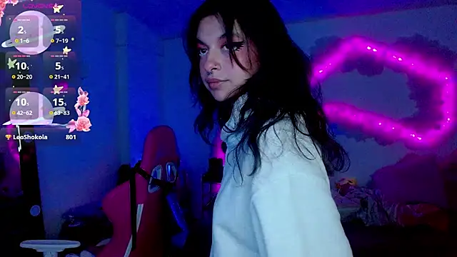 larah uwu online show from October 27, 7:40 pm