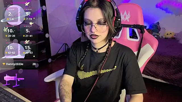 larah uwu online show from December 4, 8:06 pm