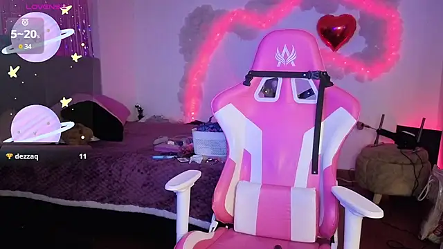 larah uwu online show from February 13, 7:32 pm