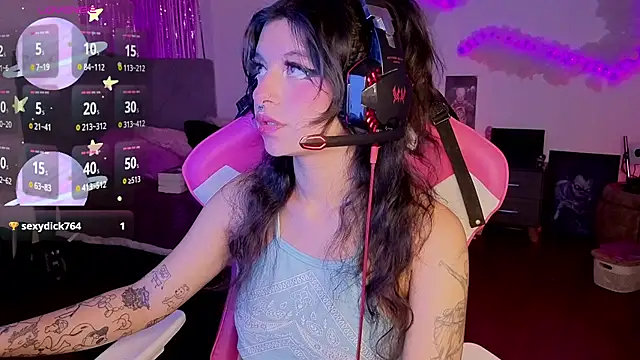 larah uwu online show from April 4, 8:28 pm