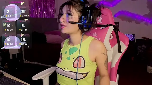 larah uwu online show from April 12, 6:13 pm