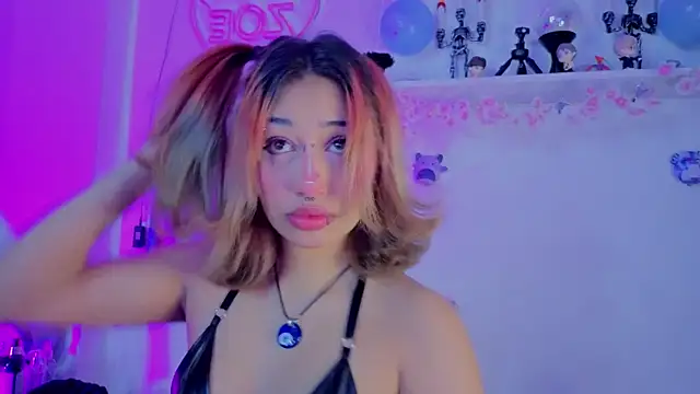 zoelight18 online show from December 5, 7:32 pm