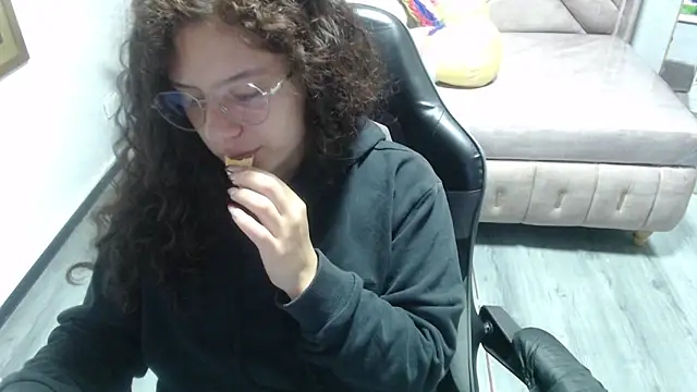 Velvet Moon V online show from November 4, 1:32 pm