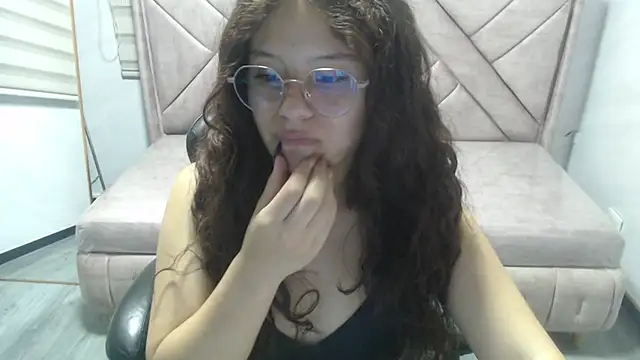 Snapshot of Velvet_Moon_V chatting on March 3, 7:42 pm Velvet Moon V online show from March 3, 7:42 pm