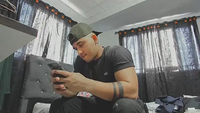 Snapshot of evan_hardy chatting on September 11, 7:03 pm evan hardy online show from September 11, 7:03 pm