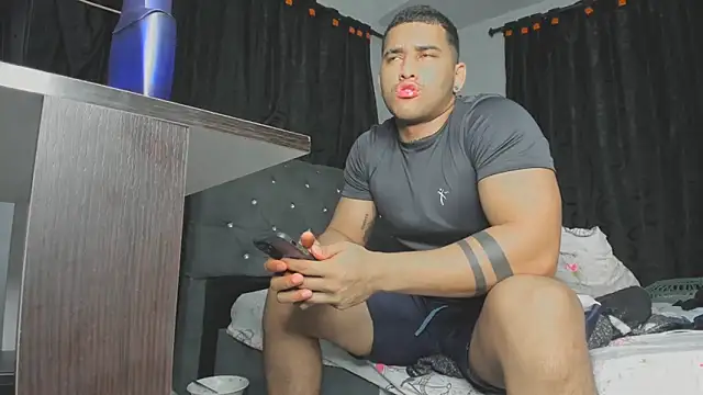 Snapshot of evan_hardy chatting on September 23, 2:47 am evan hardy online show from September 23, 2:47 am