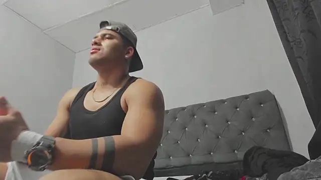 Snapshot of evan_hardy chatting on October 8, 3:26 am evan hardy online show from October 8, 3:26 am