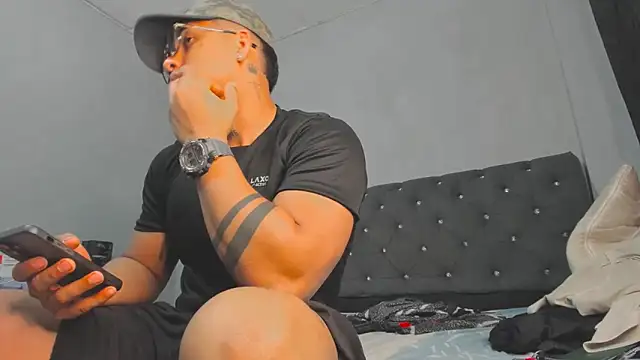 Snapshot of evan_hardy chatting on October 20, 3:07 am evan hardy online show from October 20, 3:07 am