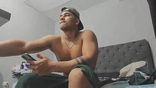 Snapshot of evan_hardy chatting on October 22, 3:51 am evan hardy online show from October 22, 3:51 am