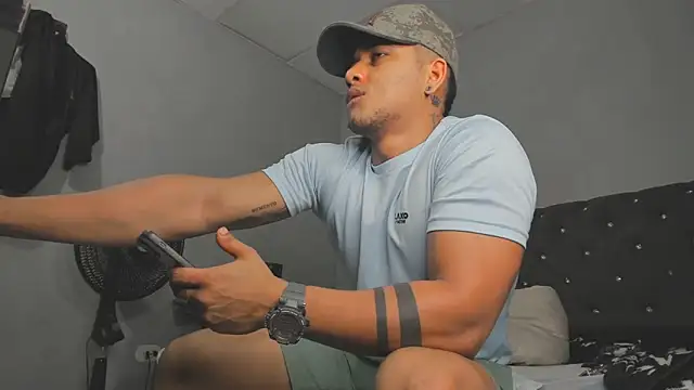 Snapshot of evan_hardy chatting on October 31, 2:56 am evan hardy online show from October 31, 2:56 am