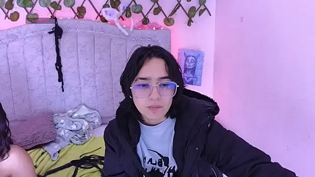 katalinathxandbritney1 online show from September 9, 10:53 pm