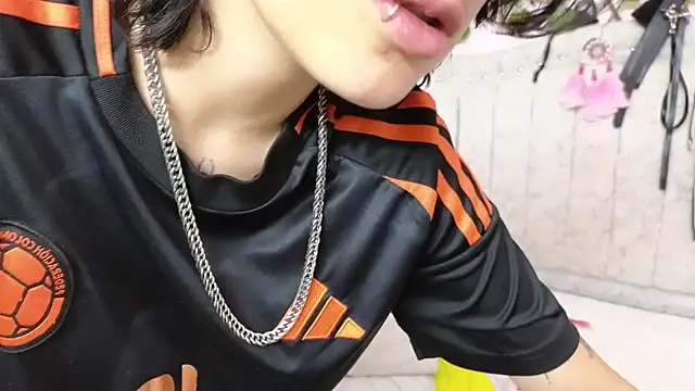 katalinathxandbritney1 online show from October 1, 7:42 pm