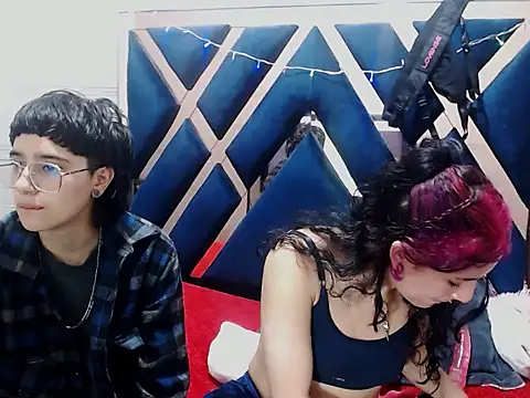 katalinathxandbritney1 online show from January 12, 12:27 am