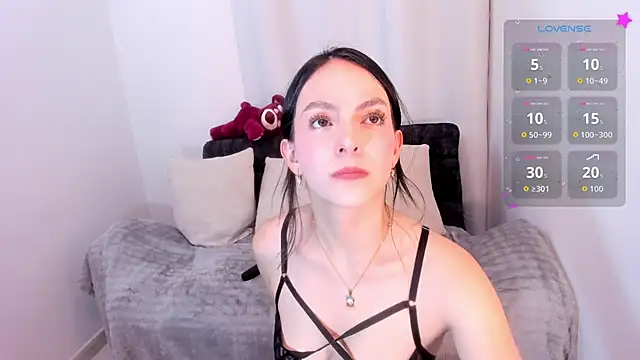 sarah saenz  online show from May 17, 12:41 am