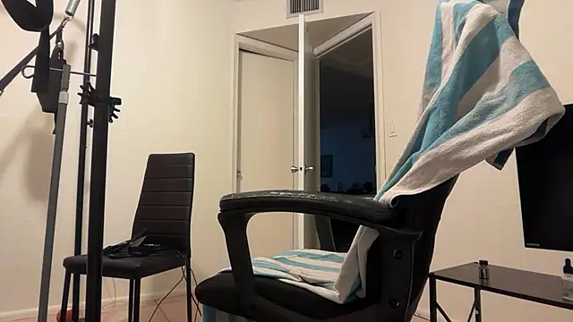 Snapshot of Piercedmuscle80 chatting on February 6, 2:05 am Piercedmuscle80 online show from February 6, 2:05 am