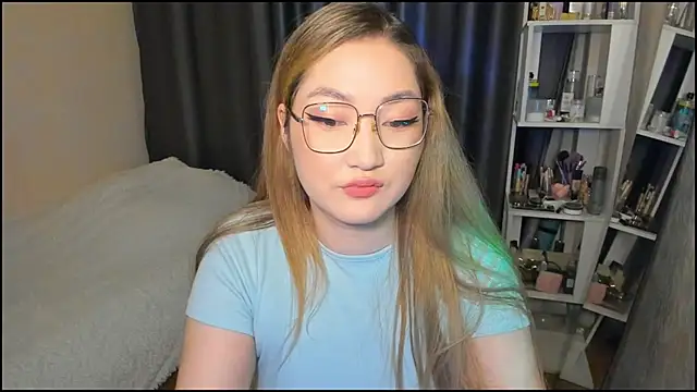 Snapshot of lyra_x chatting on February 6, 7:28 pm lyra x online show from February 6, 7:28 pm