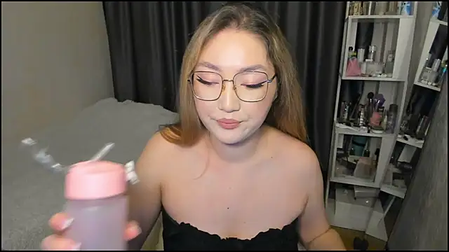 Snapshot of lyra_x chatting on March 7, 8:17 pm lyra x online show from March 7, 8:17 pm