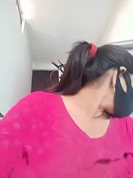 Snapshot of soni_yhakur chatting on May 15, 11:01 pm soni yhakur online show from May 15, 11:01 pm