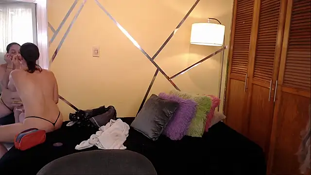 Snapshot of shirleyrojas chatting on October 23, 7:23 pm shirleyrojas online show from October 23, 7:23 pm