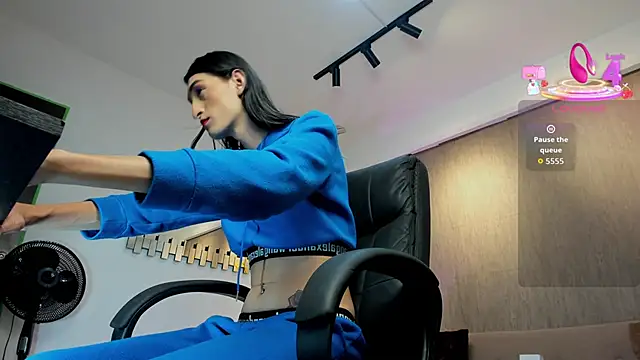 lily cash1 online show from November 4, 7:02 pm