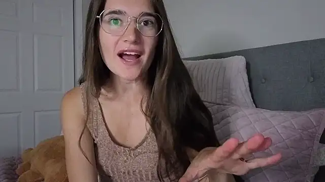 Snapshot of bambifarrina chatting on June 6, 1:43 am bambifarrina online show from June 6, 1:43 am