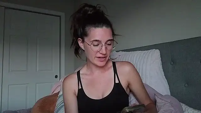 Snapshot of bambifarrina chatting on June 7, 1:32 am bambifarrina online show from June 7, 1:32 am